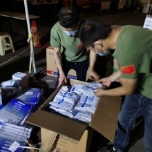 為人民分發(fā)防疫物資